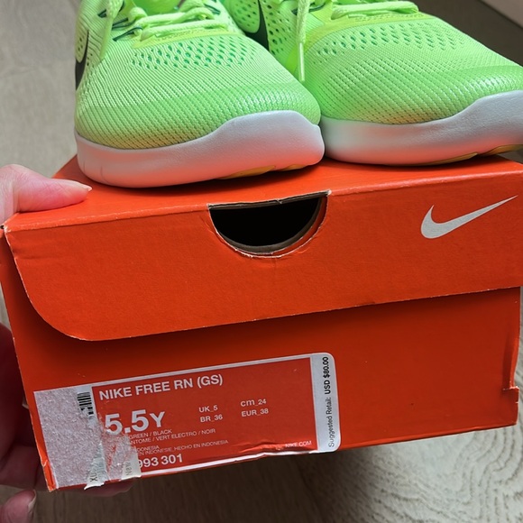 NIB Nike Youth Free Run Sneakers in Ghost Green / Black (Big Kid 5.5Y) - Picture 7 of 7